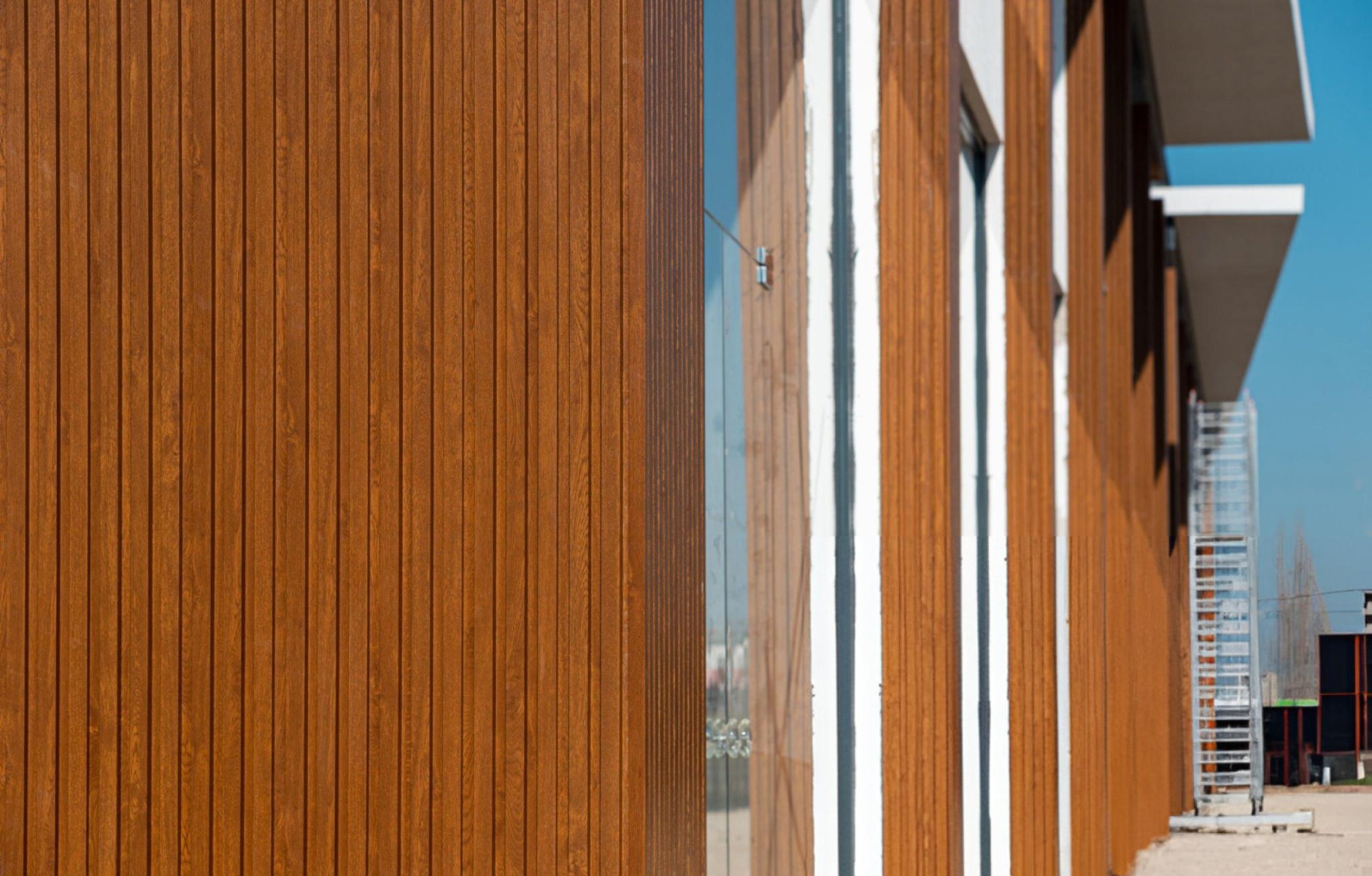 Holzfassade an einer Hauswand