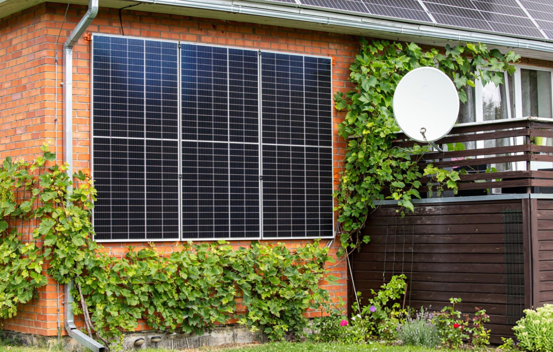 mehrere Solarmodule an der Hauswand befestigt