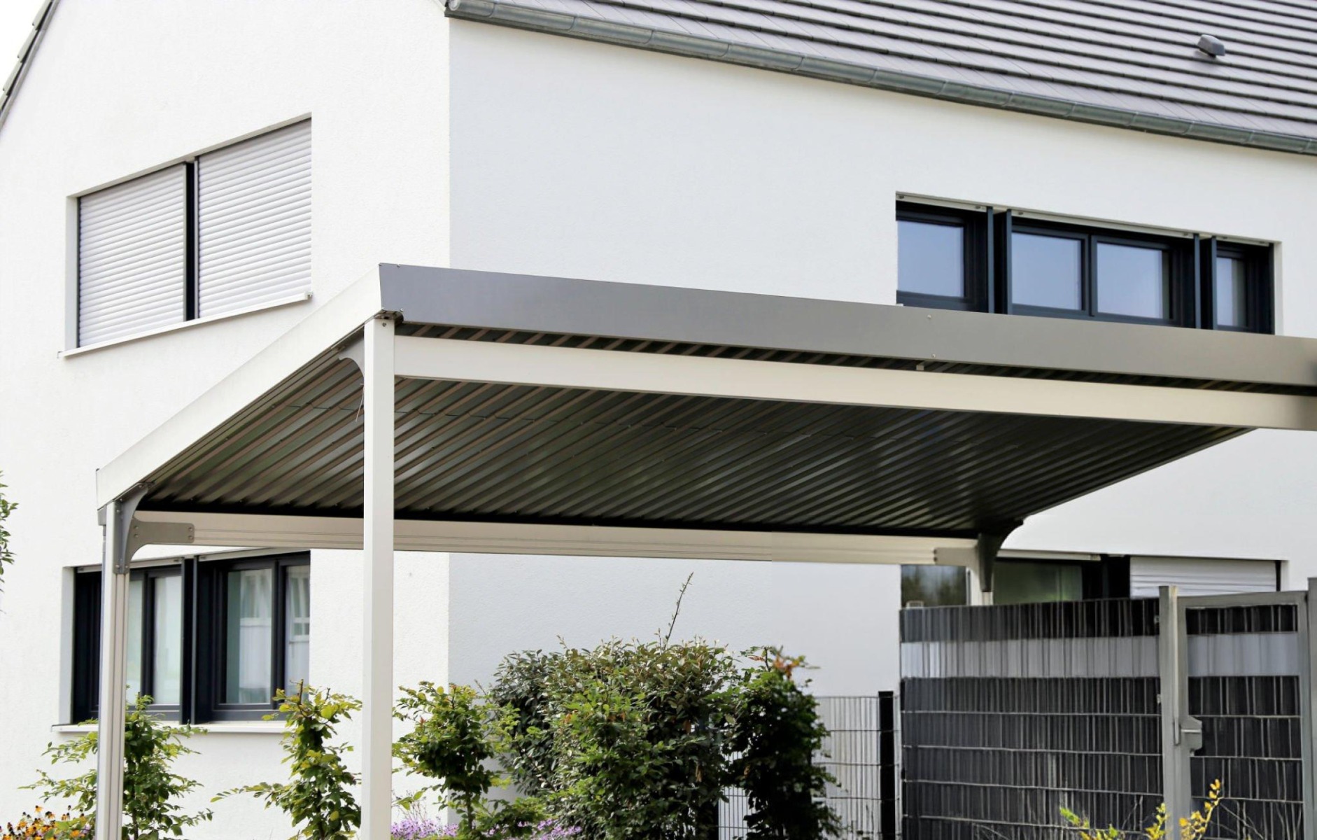 Solar Carport mit Solarpanels