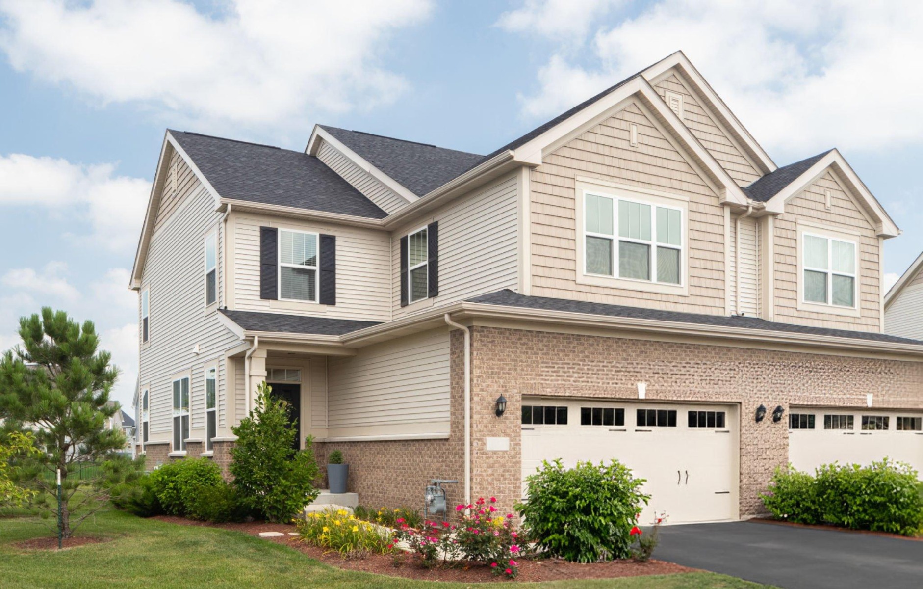 großes ländliches Haus mit weißer Holzfassade