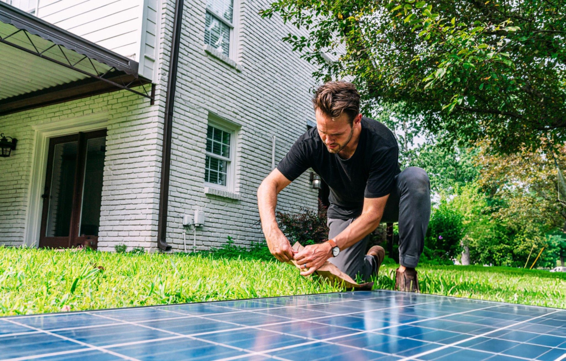 Mann bei der Montage von Solarplatten