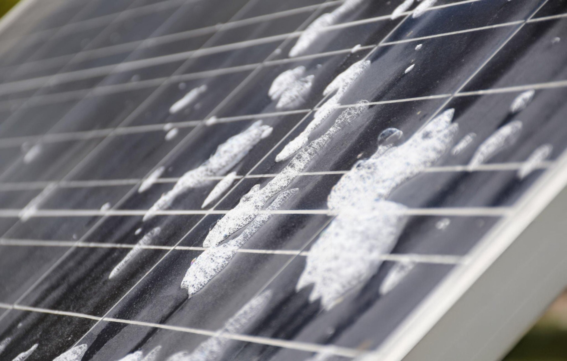 Solarpaneele mit Schaum darauf