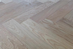 Eiche Parkett, Fischgrät, gebürstet und geölt 14 (S) x 90 (B) x 450 mm (L), Sortierung natur (1,62 m² / Paket)