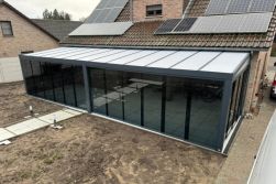 Frontseite Schiebeglas verdunkelt für Terrassenüberdachung, Breite 300-600 cm, Schloss möglich, passend für Serien Estiva und Helios 