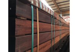 Hartholz Unterkonstruktion, AD, allseitig egalisiert, Kanten gerundet, roh / ungeölt, 90 x 90 mm in den Längen 3,65 m, 3,96 m, 4,23 m, 4,57 m 4,88 m