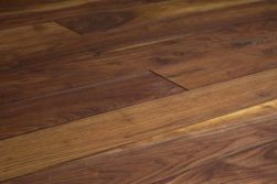 Landhausdielen massiv Laubhölzer - Nussbaum amerikanisch roh 20 x 135 x 2200 mm