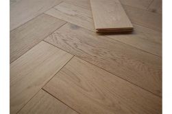 Eiche Parkett, Fischgrät, unsichtbar lackiert, matt, 14 mm (S) x 125 mm (B) x 600 mm (L), Sortierung Natur (1,2 m² / Paket)