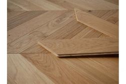 Eiche Parkett, Chevron, gebürstet, matt lackiert 14 x 90 x 510 mm, Sortierung natur (1,836 m² / Paket)