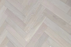 Eiche Parkett, Fischgrät, unsichtbar lackiert 14 (S) x 90 (B) x 450 mm (L), Sortierung natur (1,62 m² / Paket)