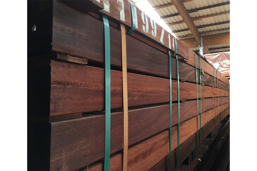 Hartholz Unterkonstruktion, AD, allseitig egalisiert, Kanten gerundet, roh / ungeölt, 90 x 90 mm in den Länge 3,65 m