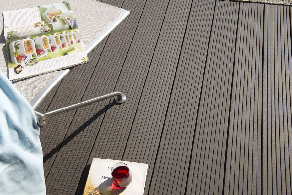 WPC Terrasse mit Buch, Zeitschrift und Glas