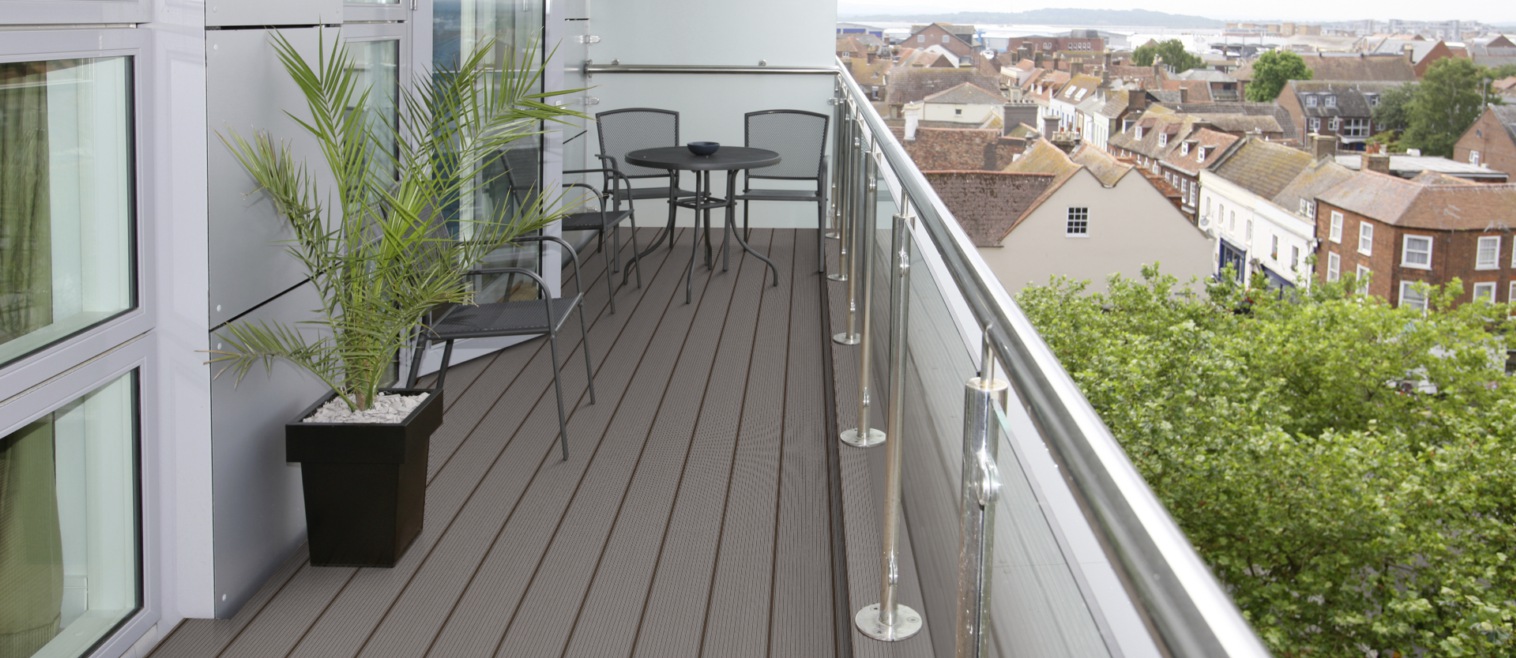 WPC Balkon mit Aussicht aufs Dorf und Glasfront