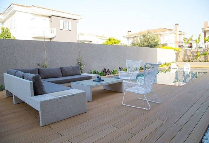 Sitzecke mit Tisch und Stühlen auf WPC Terrassendielen