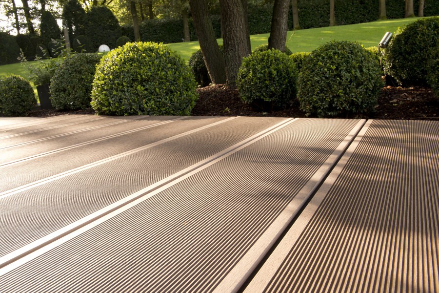 WPC Terrasse im Garten mit Büschen