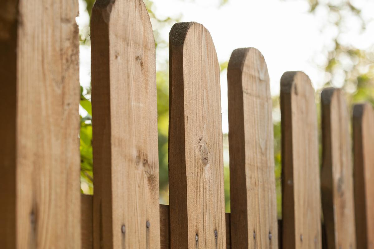 Holzzaun in natürlicher Optik