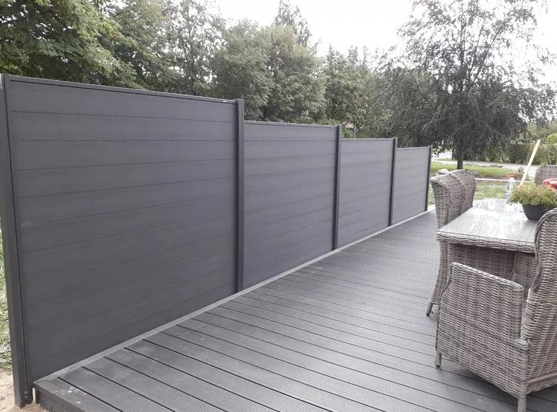 WPC Zaun als Sichtschutz im Garten